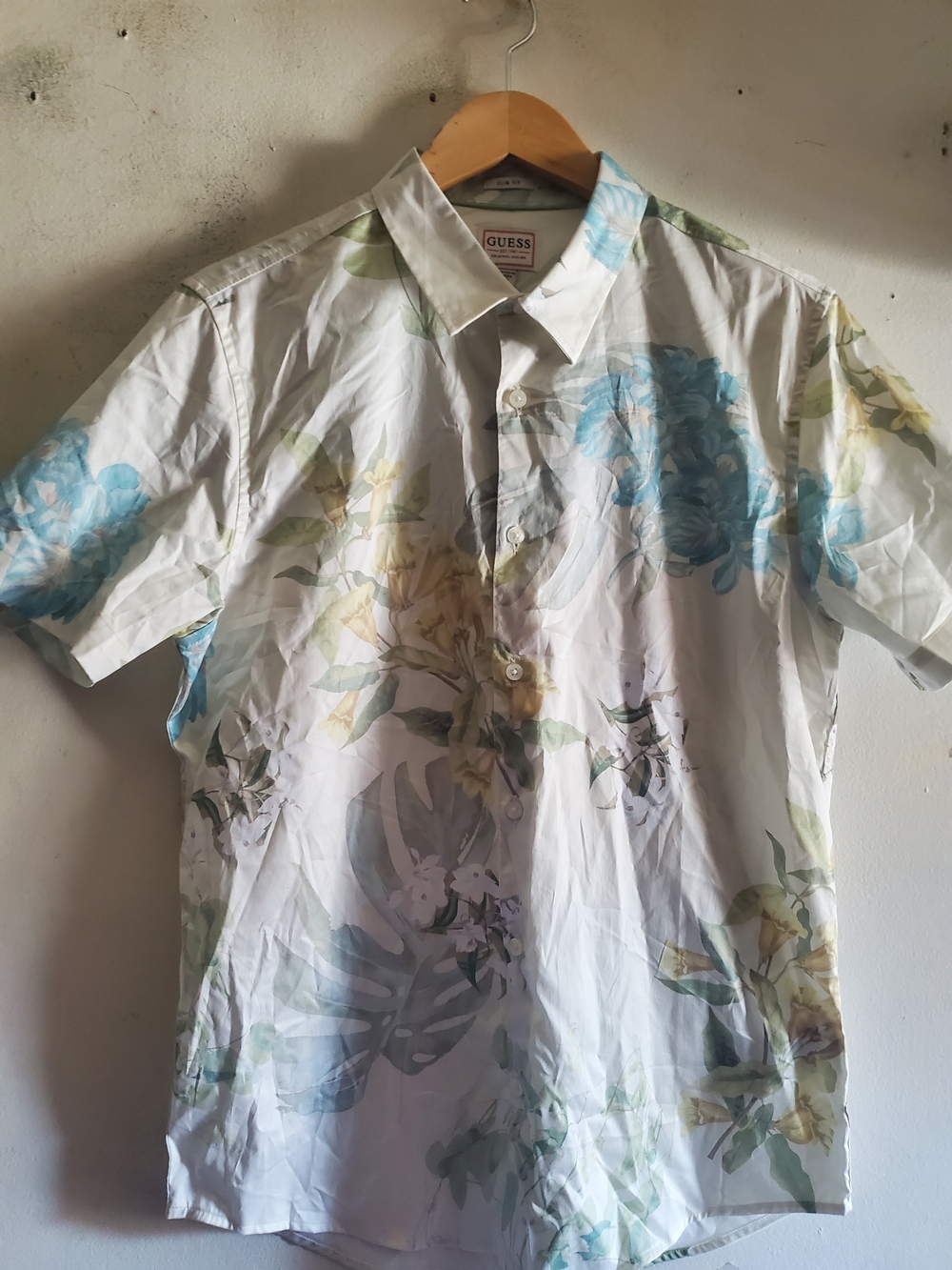 Guess Slim Fit  Luxe Dark Floral Shirt Size Medium.